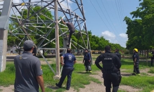 Rescatan a hombre que intentaba arrojarse de una torre de la CFE