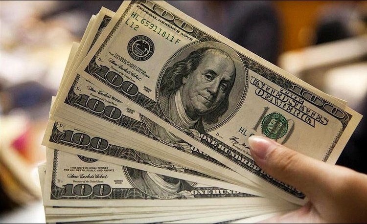 Colapsan precios del petr&oacute;leo y sube el d&oacute;lar 23 centavos para venderse en 24.35 pesos