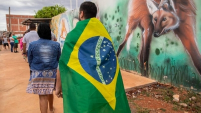 Brasile&ntilde;os divididos acuden a las urnas para elegir entre Bolsonaro y Lula