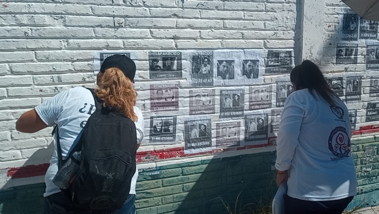 Mamás tapizan con fichas el búnker de la Comisión Estatal de Desaparecidos