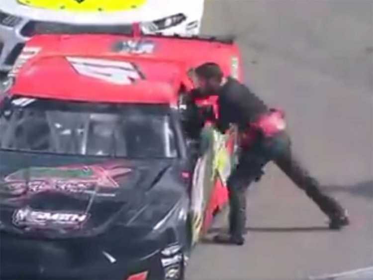 Piloto de Nascar agrede a su compa&ntilde;ero en plena pista
