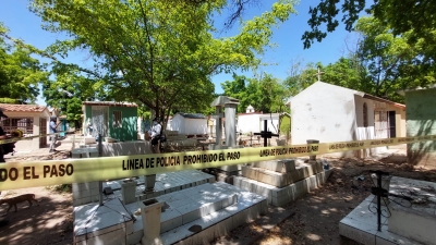 Buscadores dos restos humanos en fosa en el pante&oacute;n de Navolato