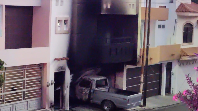 Gatilleros disparan e incendian dos casas y un expendio en Culiac&aacute;n