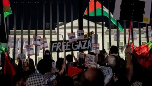 Manifestantes antiisrael&iacute;es atacan la valla de la Casa Blanca y piden alto al fuego en la Franja de Gaza