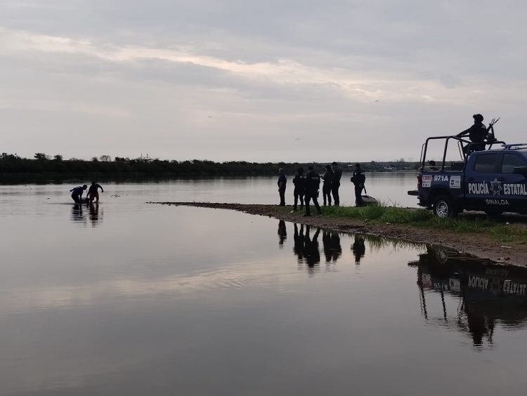Policías Estatales, Ejército y Guardia Nacional sacan el cuerpo sin vida de una mujer del dique de La Primavera, en Culiacán