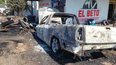Balean e incendian una camioneta de un taller mec&aacute;nico en el ejido Canan