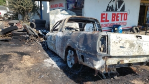 Balean e incendian una camioneta de un taller mec&aacute;nico en el ejido Canan