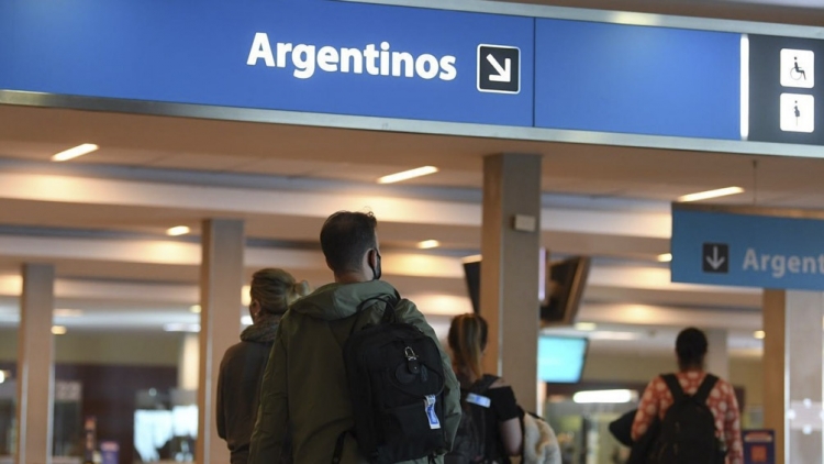 Argentina suspende todos los vuelos hacia Brasil, México y Chile