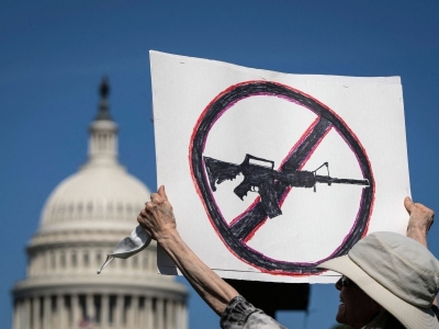 Legislador de EU propone impuesto de 1000% a armas semiautom&aacute;ticas