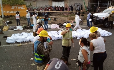 Más de 50 migrantes mueren en volcadura de tráiler en Tuxtla Gutierrez