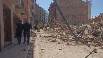 Edificio de cinco plantas se derrumba por completo, al Este de España