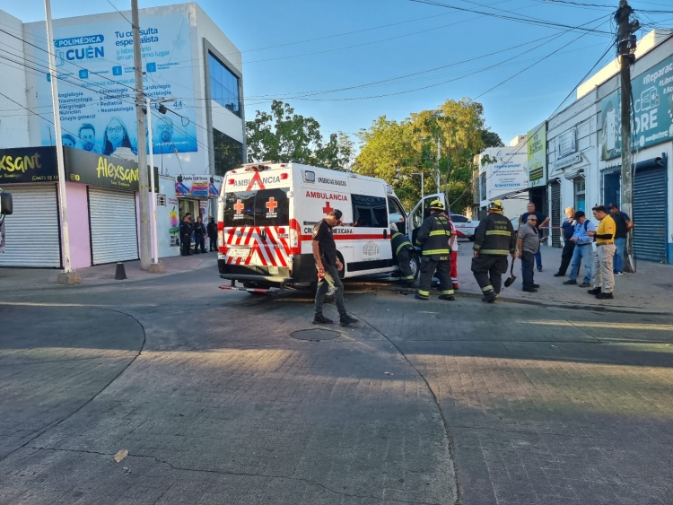 Dos param&eacute;dicos y otras dos personas resultan heridas en accidente entre ambulancia y autom&oacute;vil ocurrido en el centro de Culiac&aacute;n