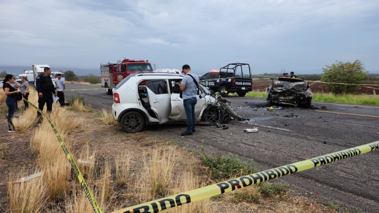 En Calomato, Mocorito, chocan de frente dos automóviles: muere una persona calcinada y hay otras 3 heridas más