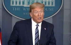 Trump suspende la emisi&oacute;n de tarjetas verdes por 60 d&iacute;as
