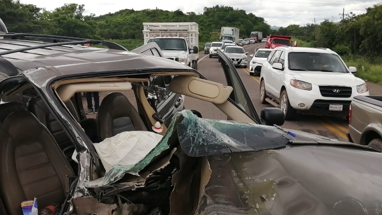 Una mujer resultó lesionada al quedar prensada en accidente ocurrido en la carretera Internacional México 15