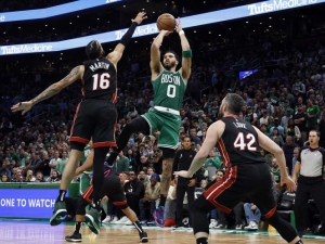 Celtics vuelven a ganar en casa y evitan eliminación; la serie se regresa a Miami