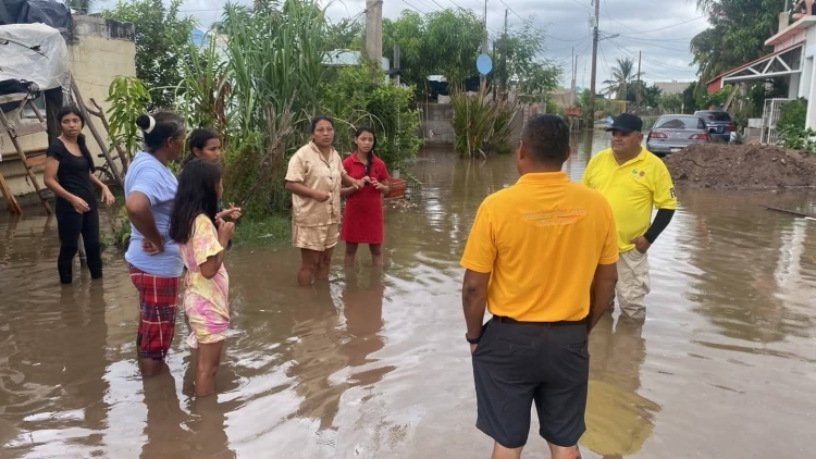 Mantiene Gobierno de Navolato atenci&oacute;n permanente a familias afectadas por marejadas en la zona costera