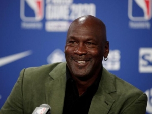 Michael Jordan cumple 60 años y los celebra donando 10 mdd a una fundación