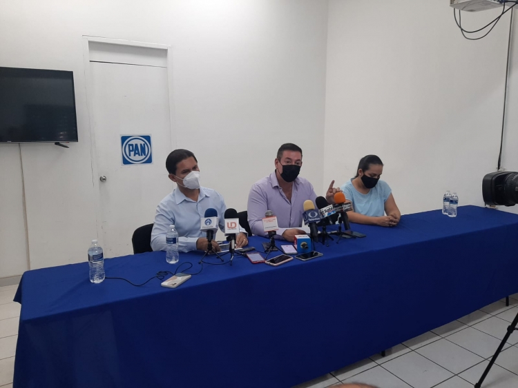 Con dinero del pueblo, gasta Estrada Ferreiro 2 millones de pesos en fotos de &eacute;l y AMLO
