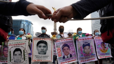 &ldquo;Fue el Estado&rdquo;: a 9 a&ntilde;os de la tragedia estudiantil, marchan por la b&uacute;squeda de los 43 normalistas de Ayotzinapa