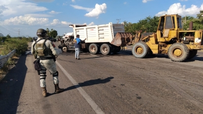 Registran balacera y bloqueos en la salida Sur de Culiac&aacute;n, a la altura del 'Splash Club'; una G&oacute;ndola y un Tr&aacute;iler, los afectados