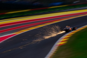&iexcl;Choque entre campeones! Hamilton sale volando del GP de B&eacute;lgica