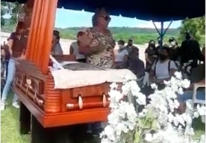 "Tenemos que cerrar estas cl&iacute;nicas de rastro": Do&ntilde;a Martha en el sepelio de su hijo