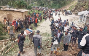 Buscan sobrevivientes por alud en las montañas de Papúa Nueva Guinea; mueren más de 100 personas