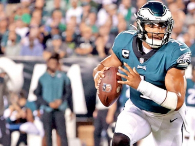Jalen Hurts sufre una lesi&oacute;n en su hombro derecho
