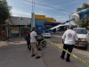 Cae poste sobre autom&oacute;vil en expendio de cerveza