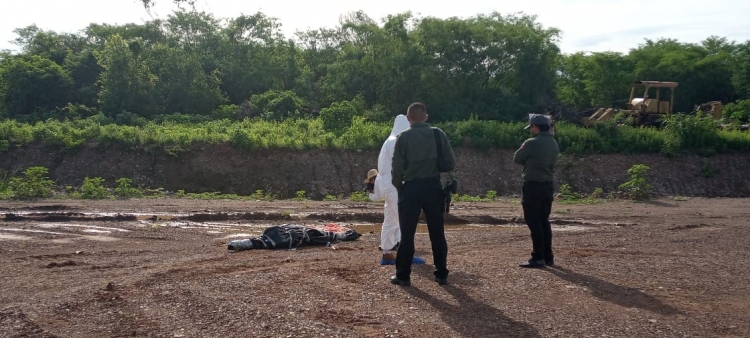 Abandonan cadáver de una persona envuelto en plástico, en el sector oriente de Culiacán