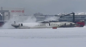 Avi&oacute;n se estrella y se vuelca sobre la nieve, en la pista de aterrizaje del Aeropuerto Pearson de Toronto; hay heridos en estado cr&iacute;tico