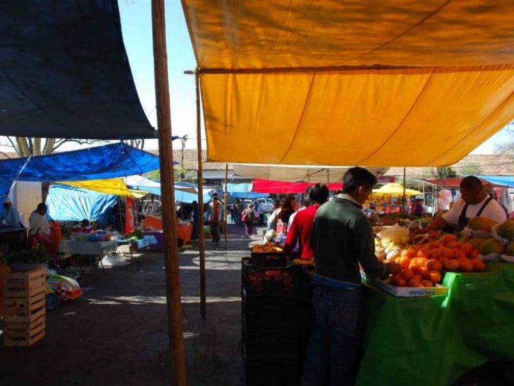 Tianguistas de Villa Juárez desoyen a la autoridad municipal