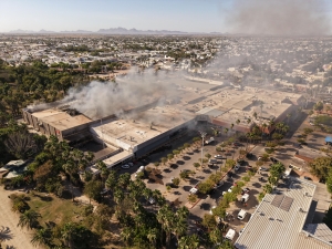 Contin&uacute;an labores de atenci&oacute;n y control tras incendio en plaza comercial de Los Mochis