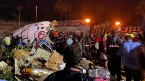 Avi&oacute;n se estrella en el sur de la India y mueren 14 personas