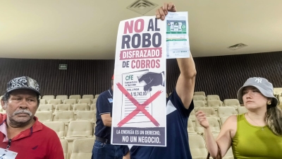Se manifiestan usuarios de CFE en el Congreso; exigen tarifas justas tras recibos de m&aacute;s de $20 mil pesos