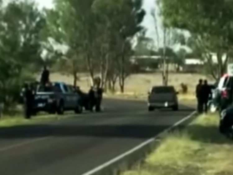 Sicarios asesinan a un hombre dentro de auto de lujo e incendian bodega en poblado de Jalisco