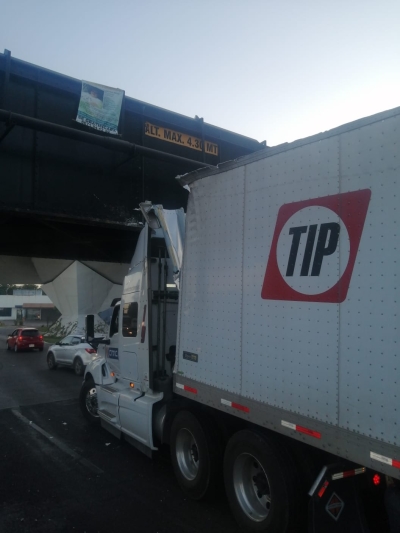 Tr&aacute;iler se atora en el Puente Negro; tr&aacute;fico lento