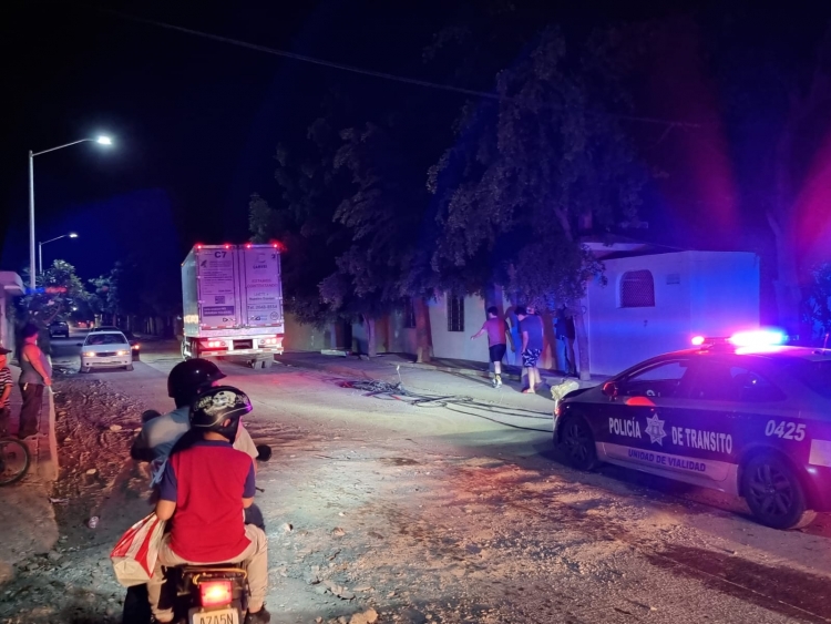 Camión de paquetería tumba cinco postes de la luz en la colonia 5 de Febrero, Culiacán