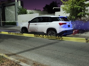 Polic&iacute;as municipales y estatales hallan camioneta abandonada y baleada y con reporte de robo en la Miguel Hidalgo, Culiac&aacute;n