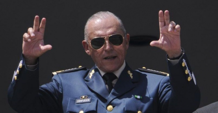EU entrega a Salvador Cienfuegos a M&eacute;xico y la Fiscal&iacute;a lo deja libre