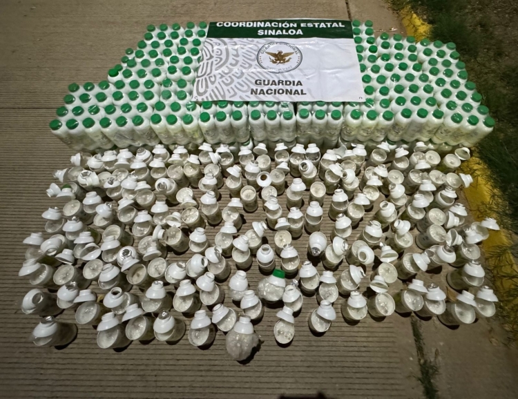 En Sinaloa, Guardia Nacional asegura posible metanfetamina oculta en 144 botellas de producto para limpieza