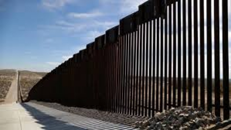 El muro fronterizo tiene una altura de más de seis metros por lo que la caía de la guatemalteca le ocasionaron severas lesiones que le causaron la muerte. Foto AP