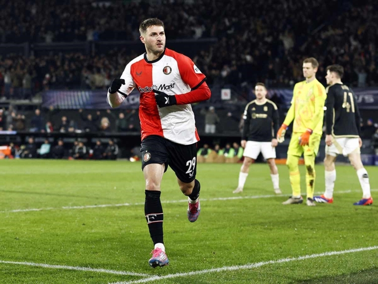 Santi Gim&eacute;nez se luce en goleada en la Champions; Feyenoord gana 4-2 al Sparta