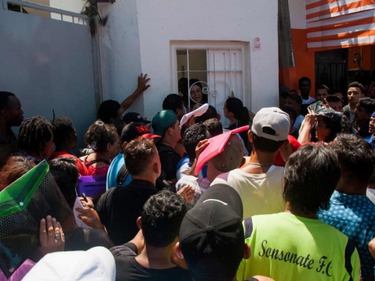 Migrantes se amotinan y exigen repatriaci&oacute;n en estaci&oacute;n migratoria en Chiapas