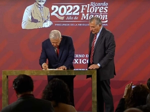 López Obrador firma decreto para garantizar agua en NL por 10 años