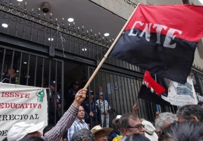 Despu&eacute;s de arremeter violentamente tras la mesa de Di&aacute;logo, Maestros de la CNTE rechazan propuesta final del Gobierno