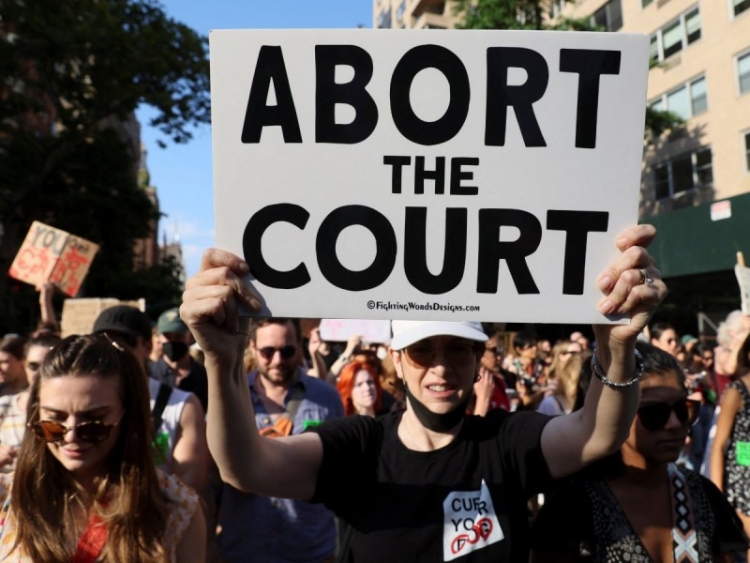 Miles marchan en EU en segundo día de protestas tras derogación del aborto