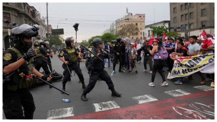 Oposición exige renuncia de la presidenta de Perú, Dina Boluarte: manifestantes toman Lima