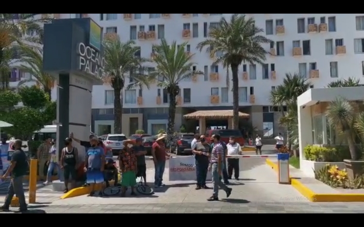 Pescadores bloquean avenida Camarón Sábalo frente a hoteles de Quirino Ordaz